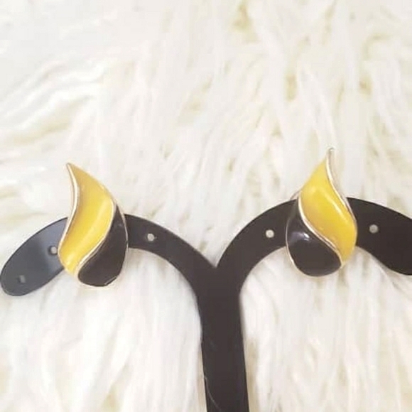 Vintage Yellow Clipons Earrings 🌴 - Picture 1 of 4